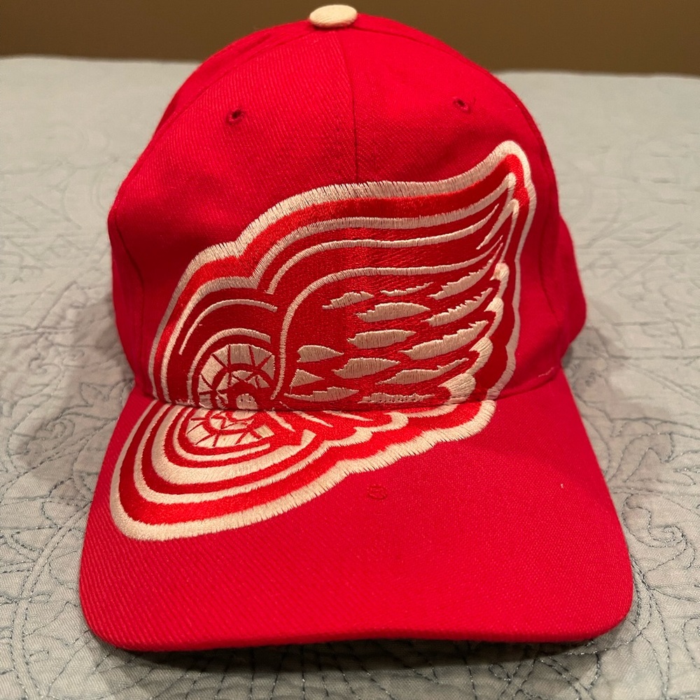 Vintage 90’s Detroit Red Wings snap back hat.